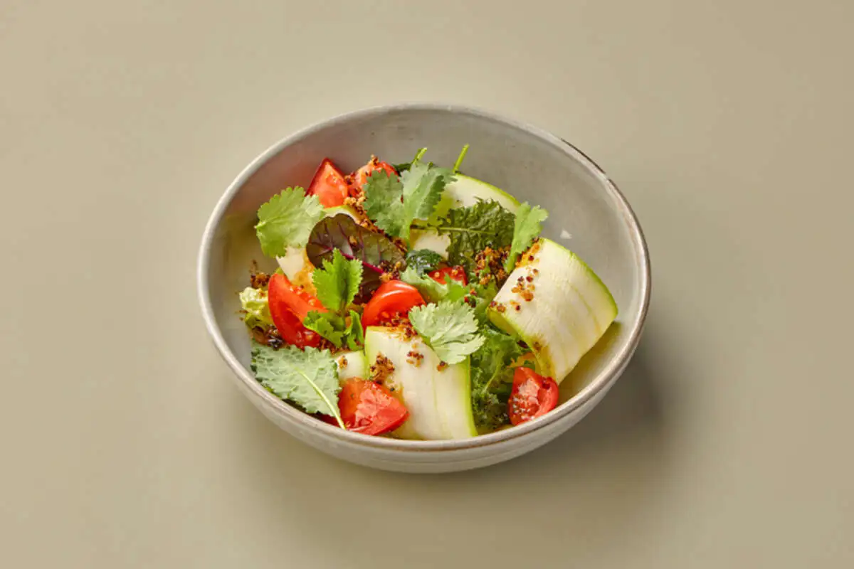 Салат с молодыми цукини и розовыми помидорами