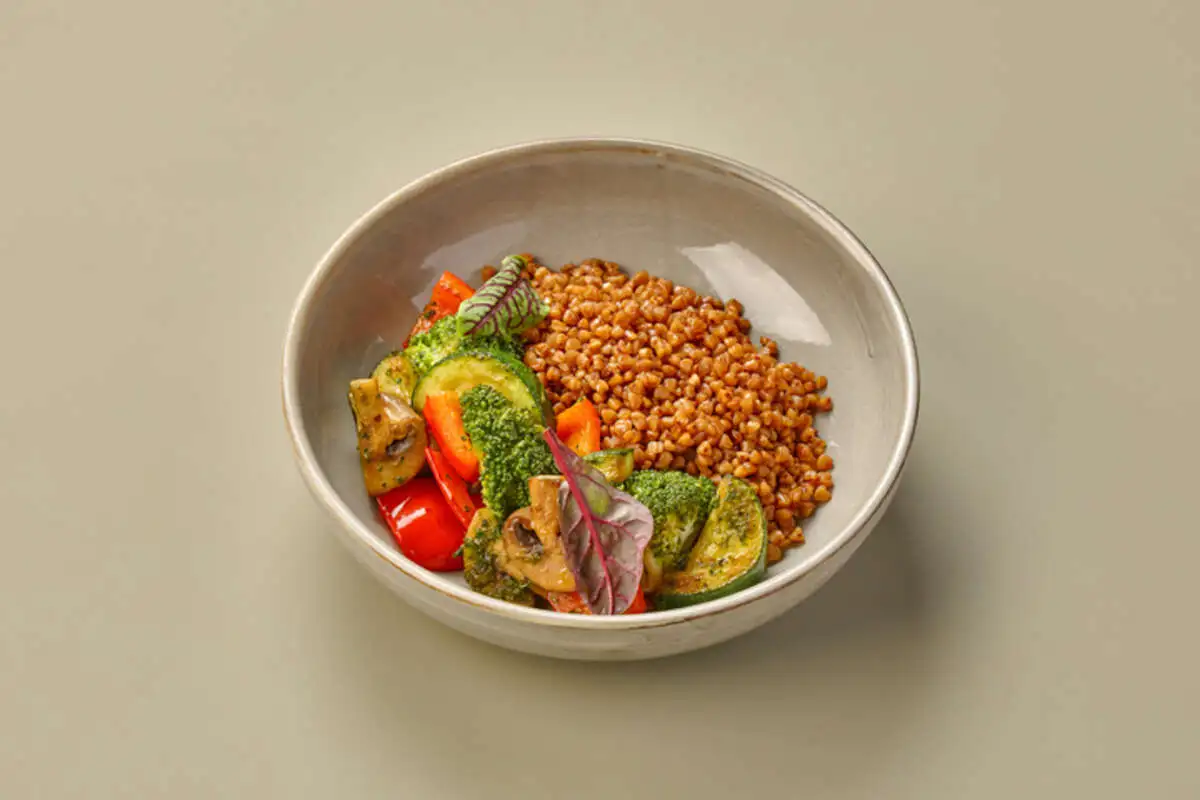 Суточная греча с сезонными овощами