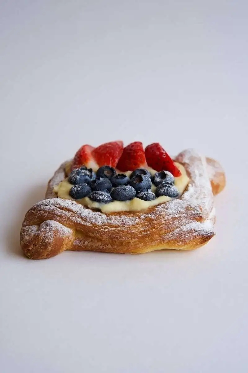 Слойка с клубникой и голубикой