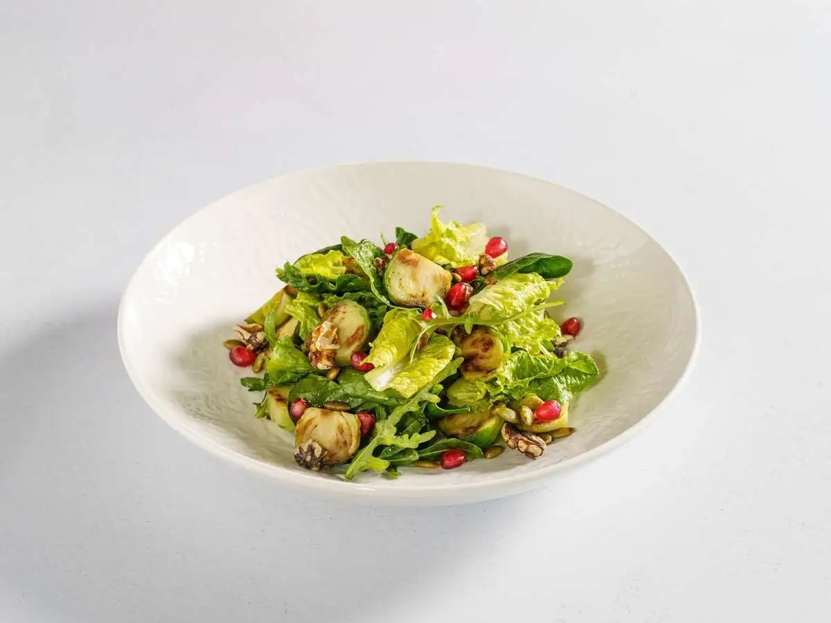 Зеленый салат с брюссельской капустой