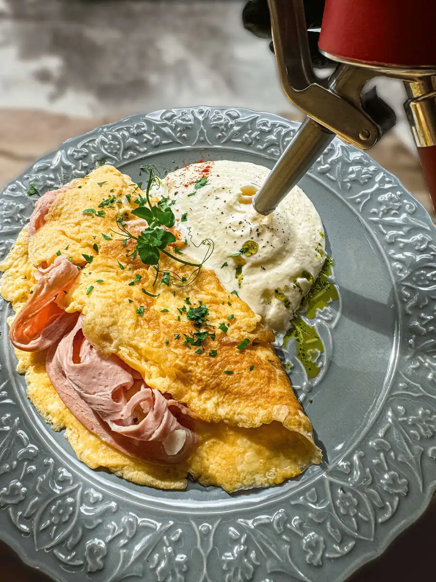 Омлет с моцареллой, мортаделлой