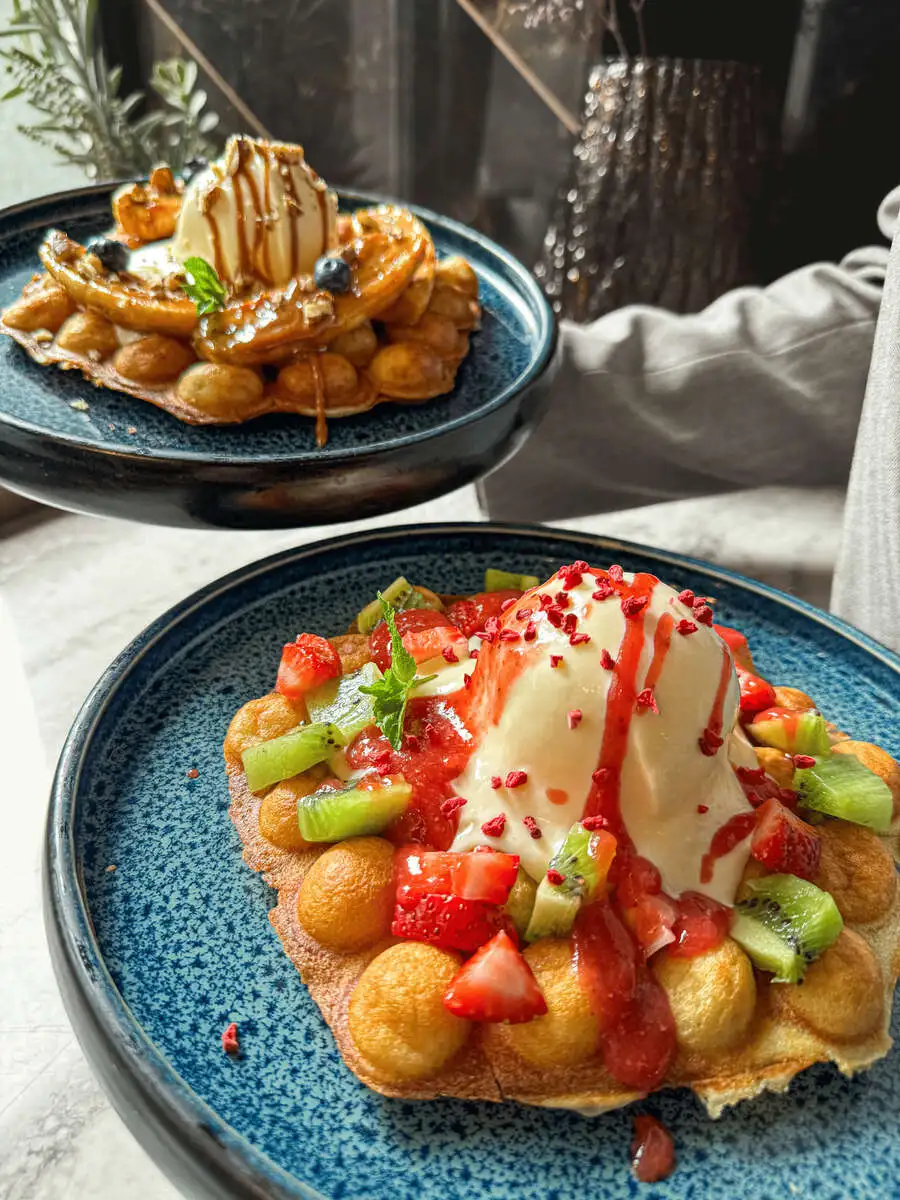 Гонконгская вафля с клубникой и киви