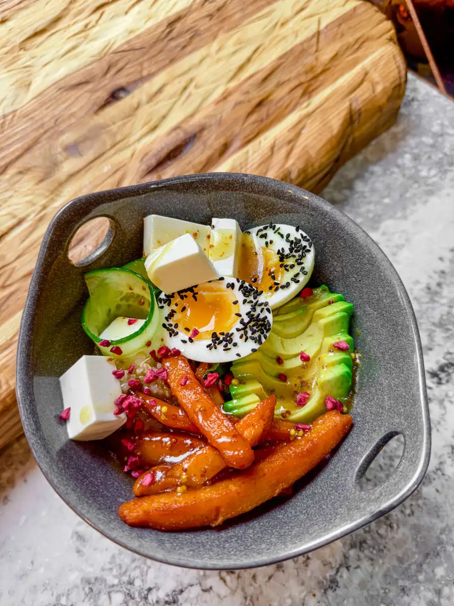 Салат-боул с авокадо и бататом