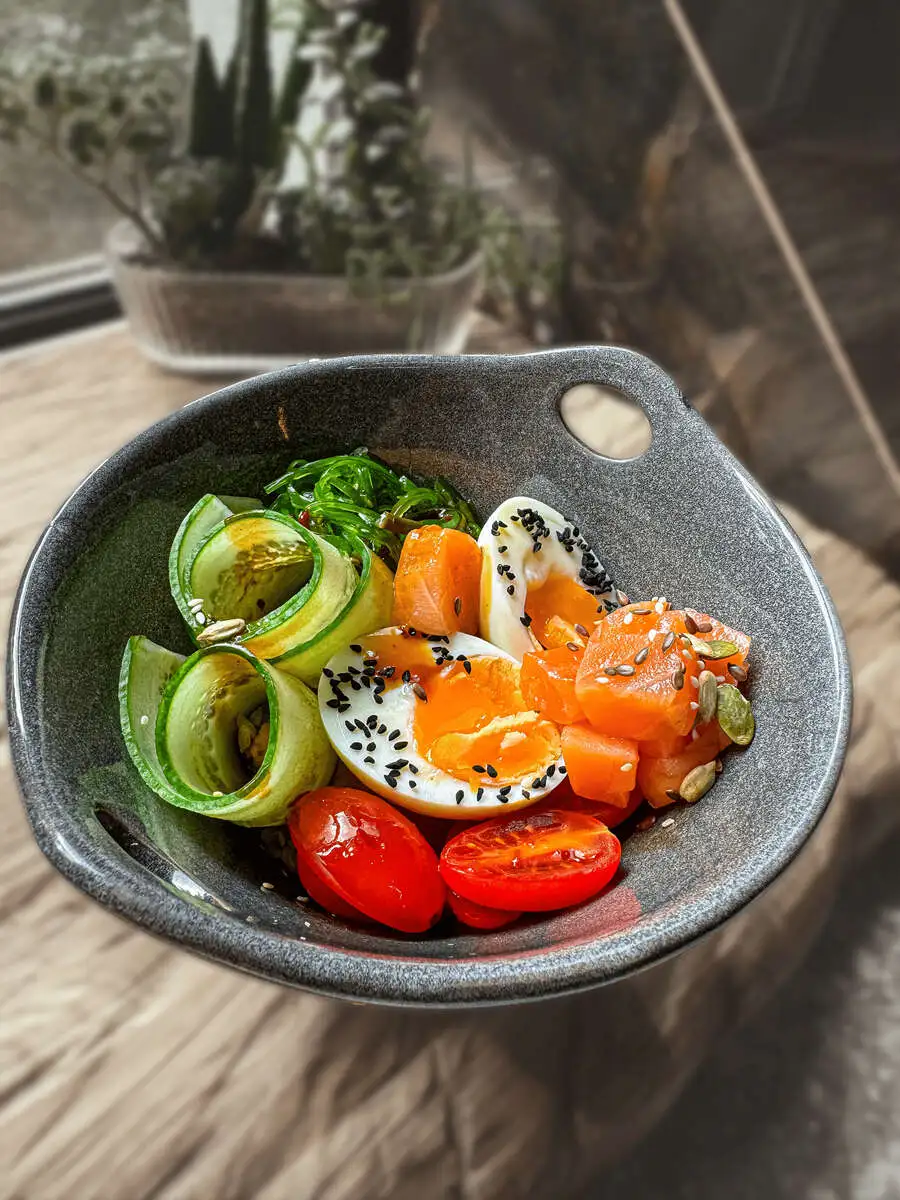 Салат-боул с семгой