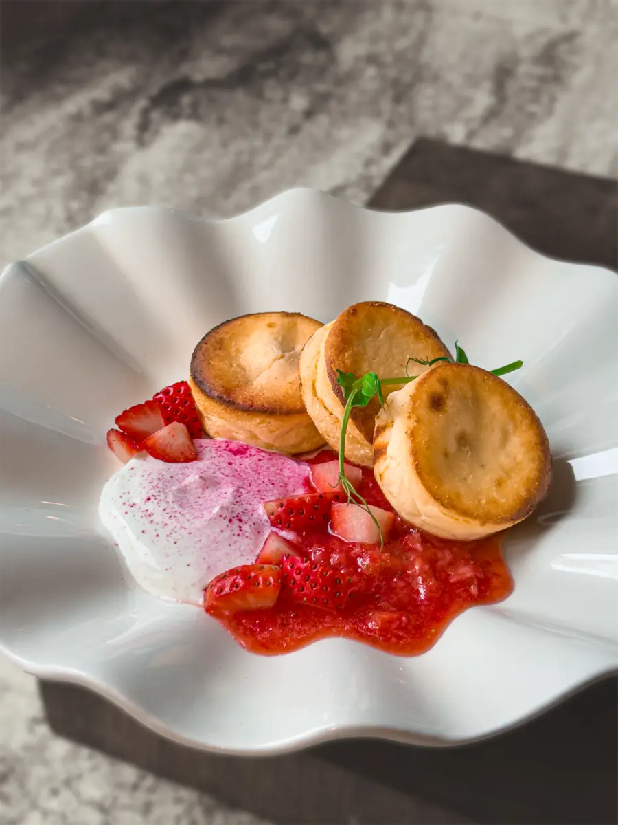 Запеченные сырники с клубникой