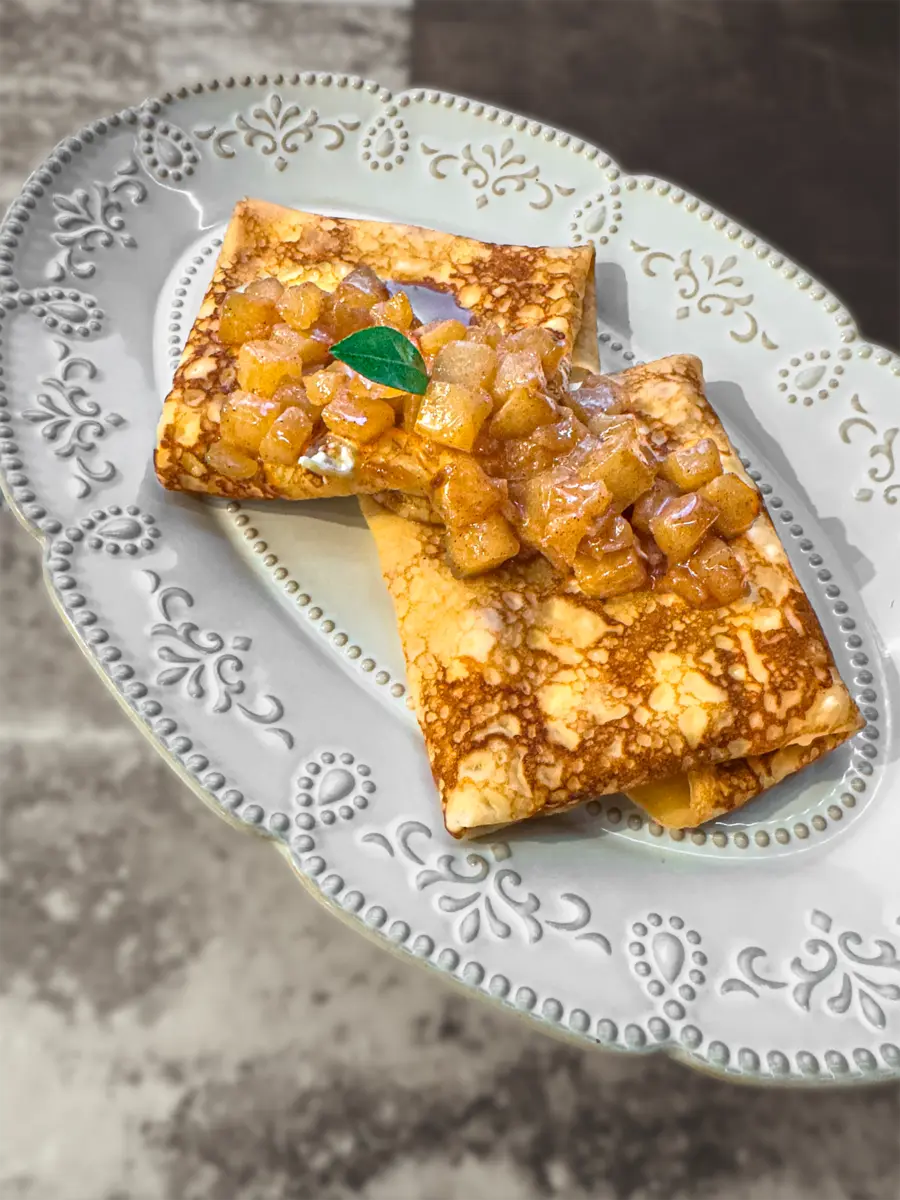 Блинчики с творогом, сметаной и яблоком в карамели