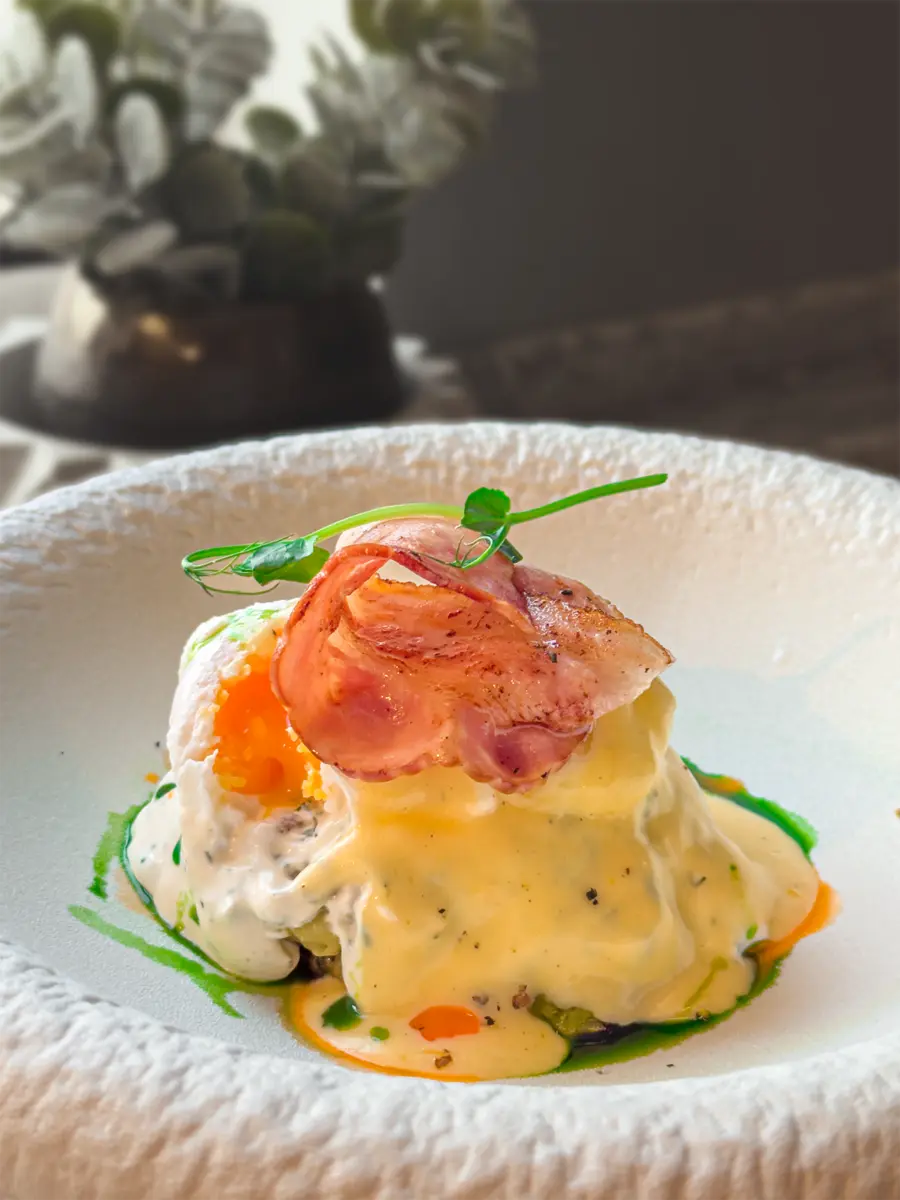 Драники с беконом и яйцом пашот под соусом «Голландез»