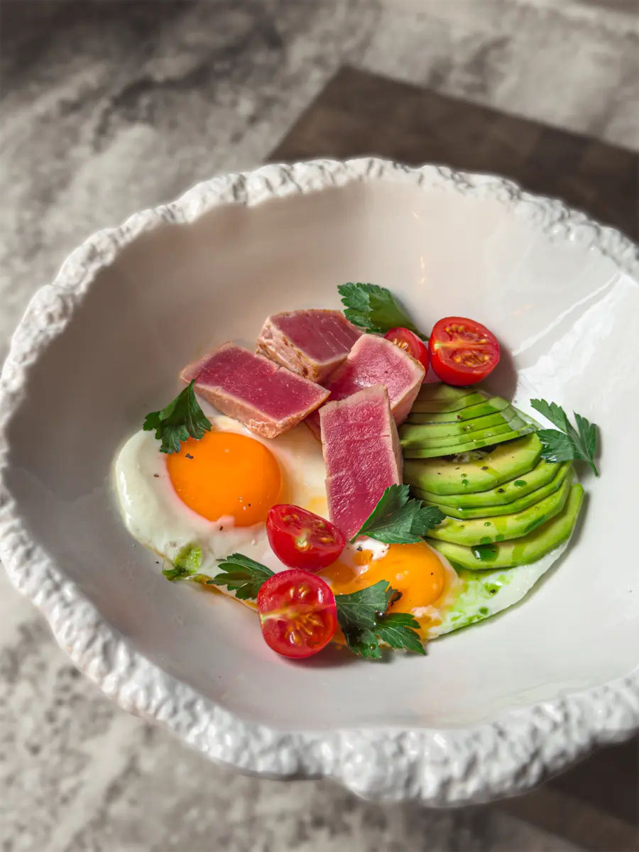 Завтрак белковый со стейком из тунцом