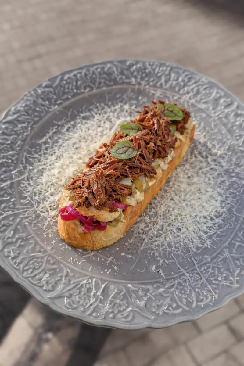 Брускетта с томленой говядиной