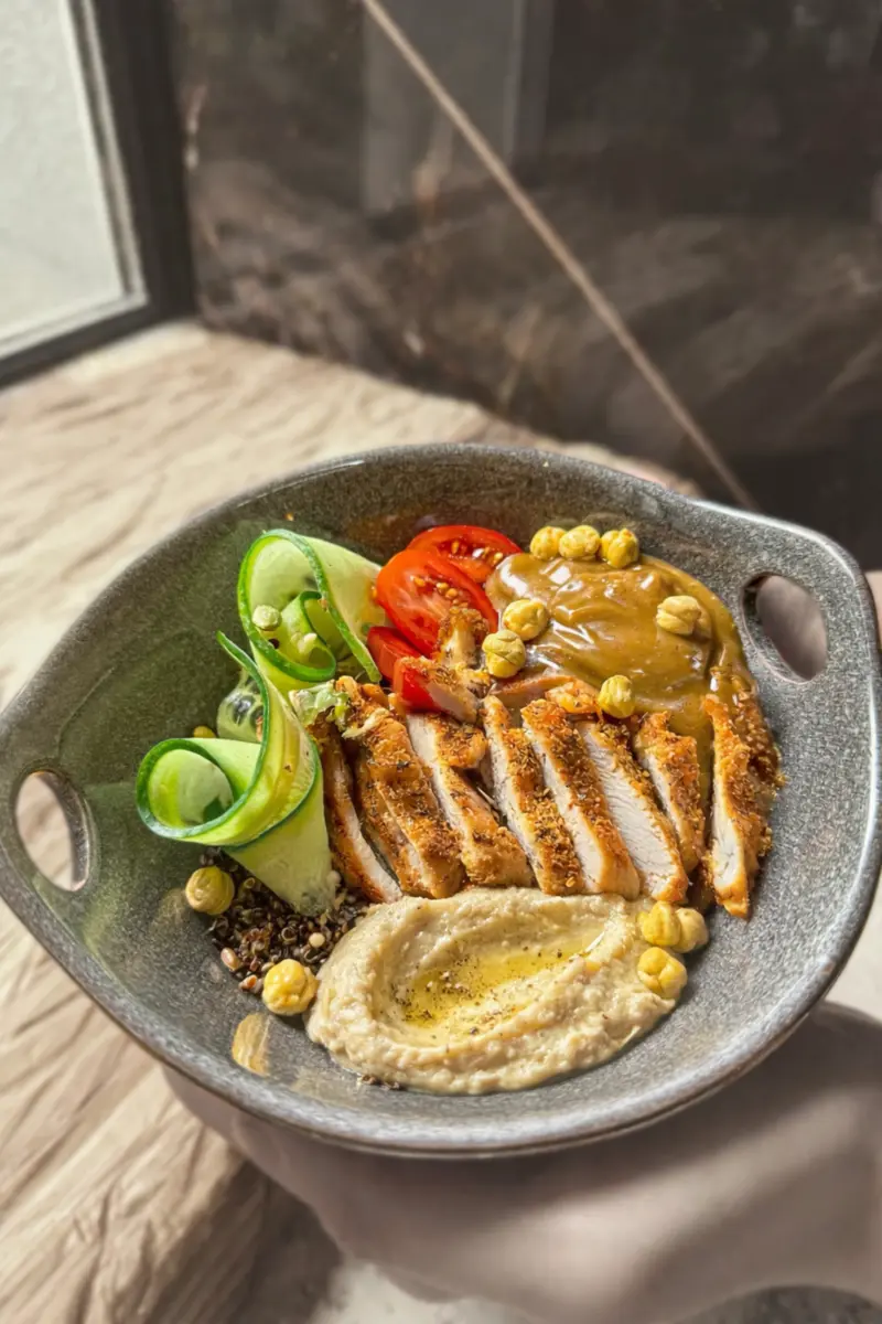 Салат-боул с курочкой