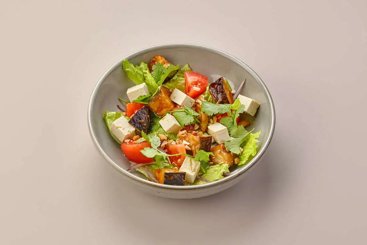 Салат с баклажанами и сыром тофу