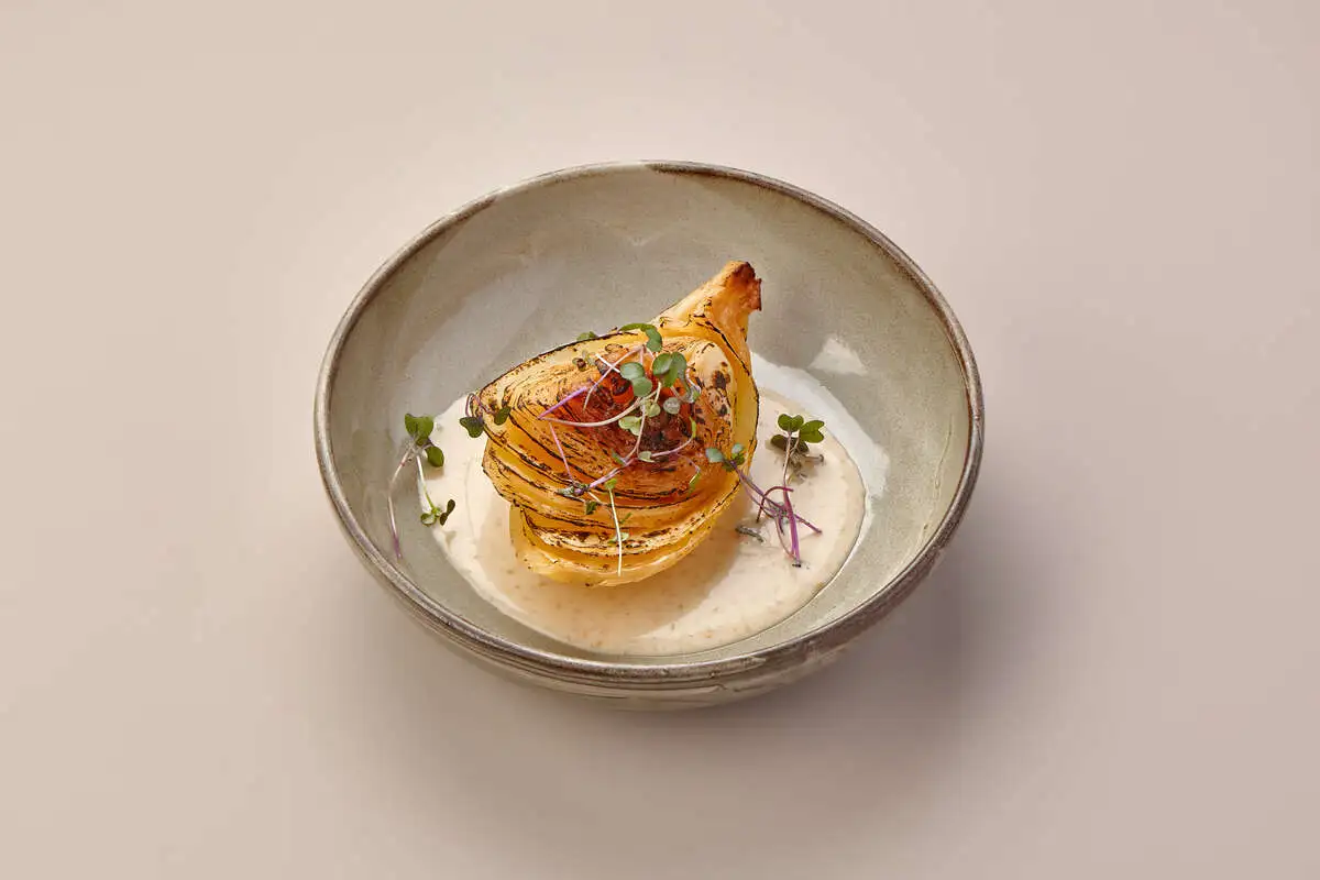 Стейк из капусты с ореховым соусом