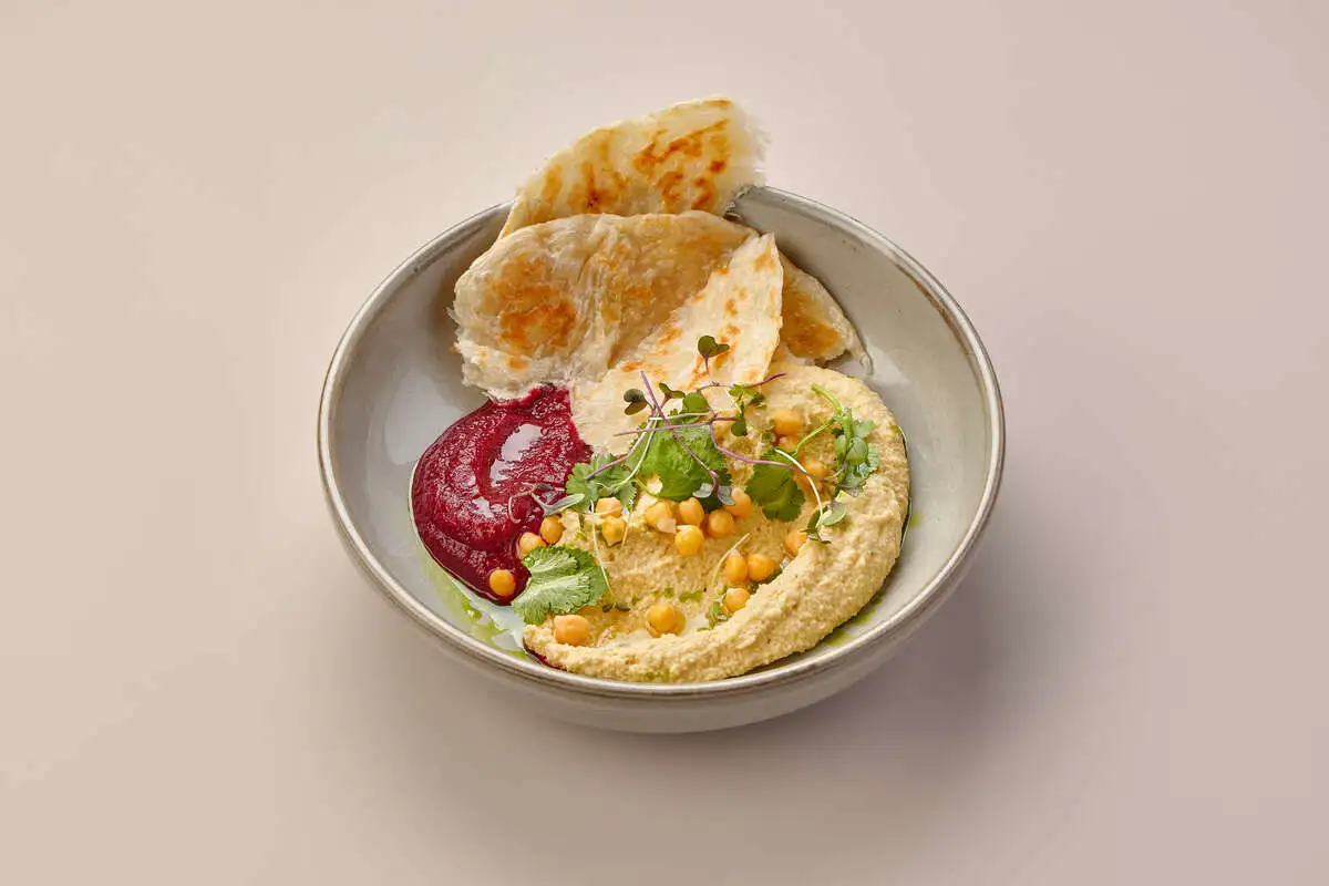 Хумус из нуту со свекольным кремом