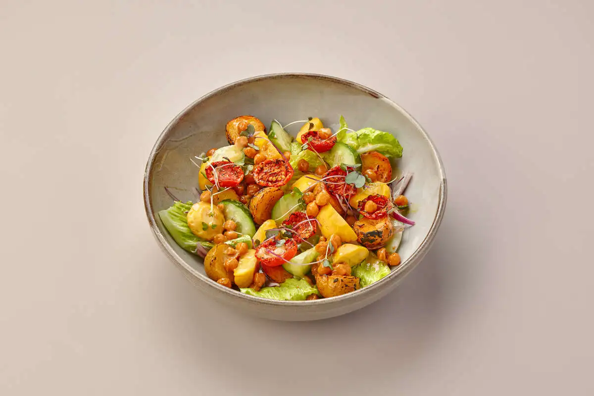 Салат с маринованным нутом