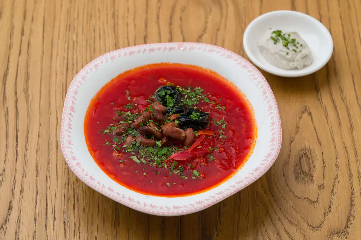 Борщ с фасолью и черносливом