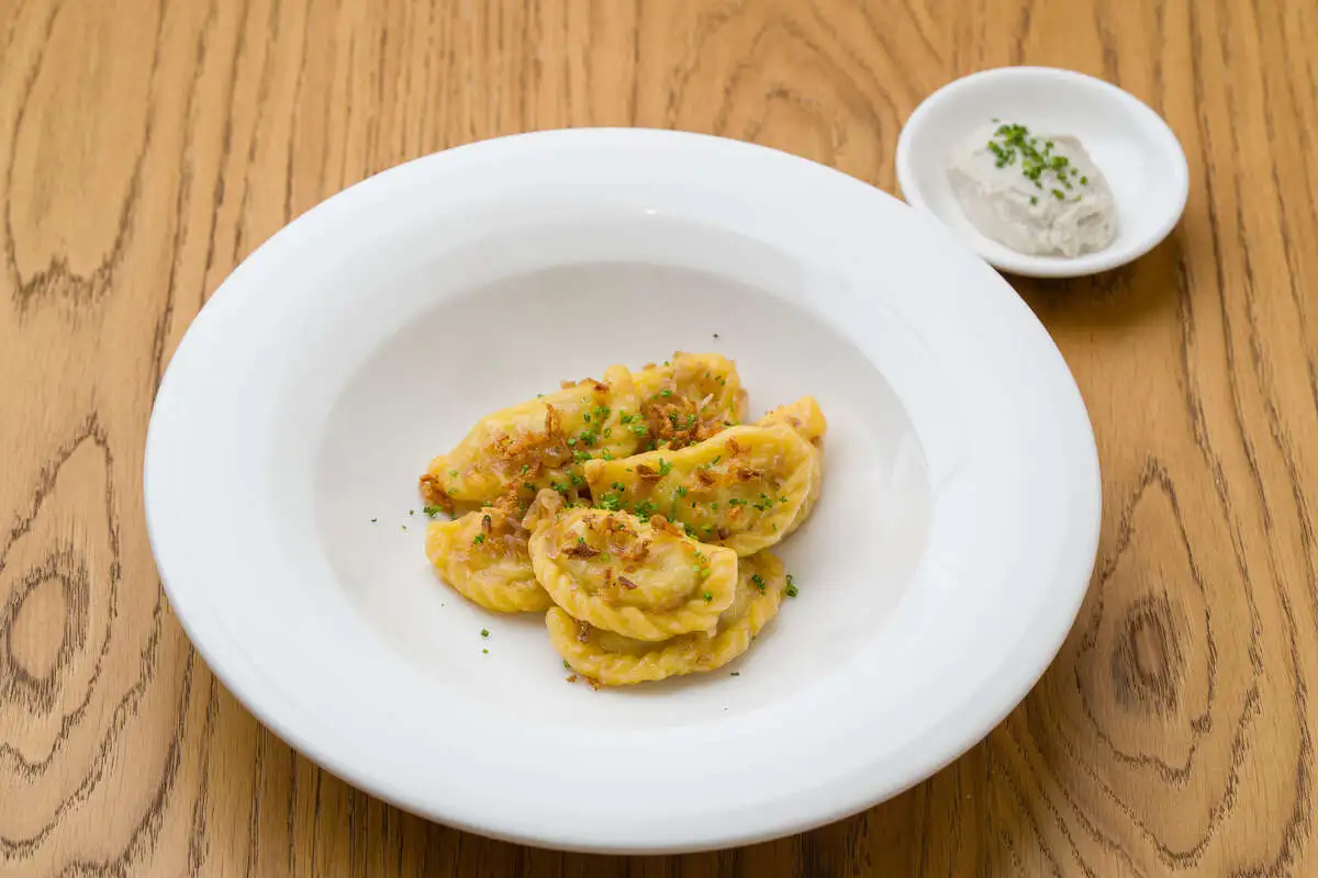 Вареники с жареным луком и постной сметаной