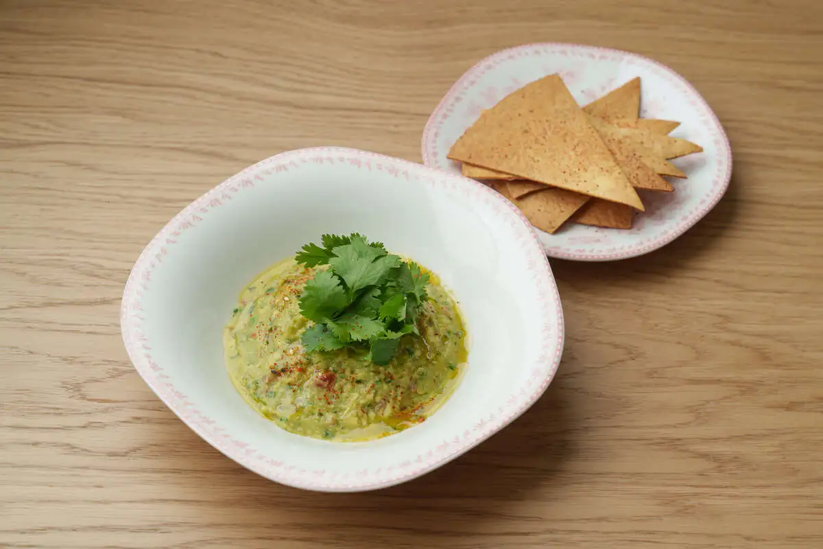 Гуакамоле, сальса из томатов, кукурузные лепешки