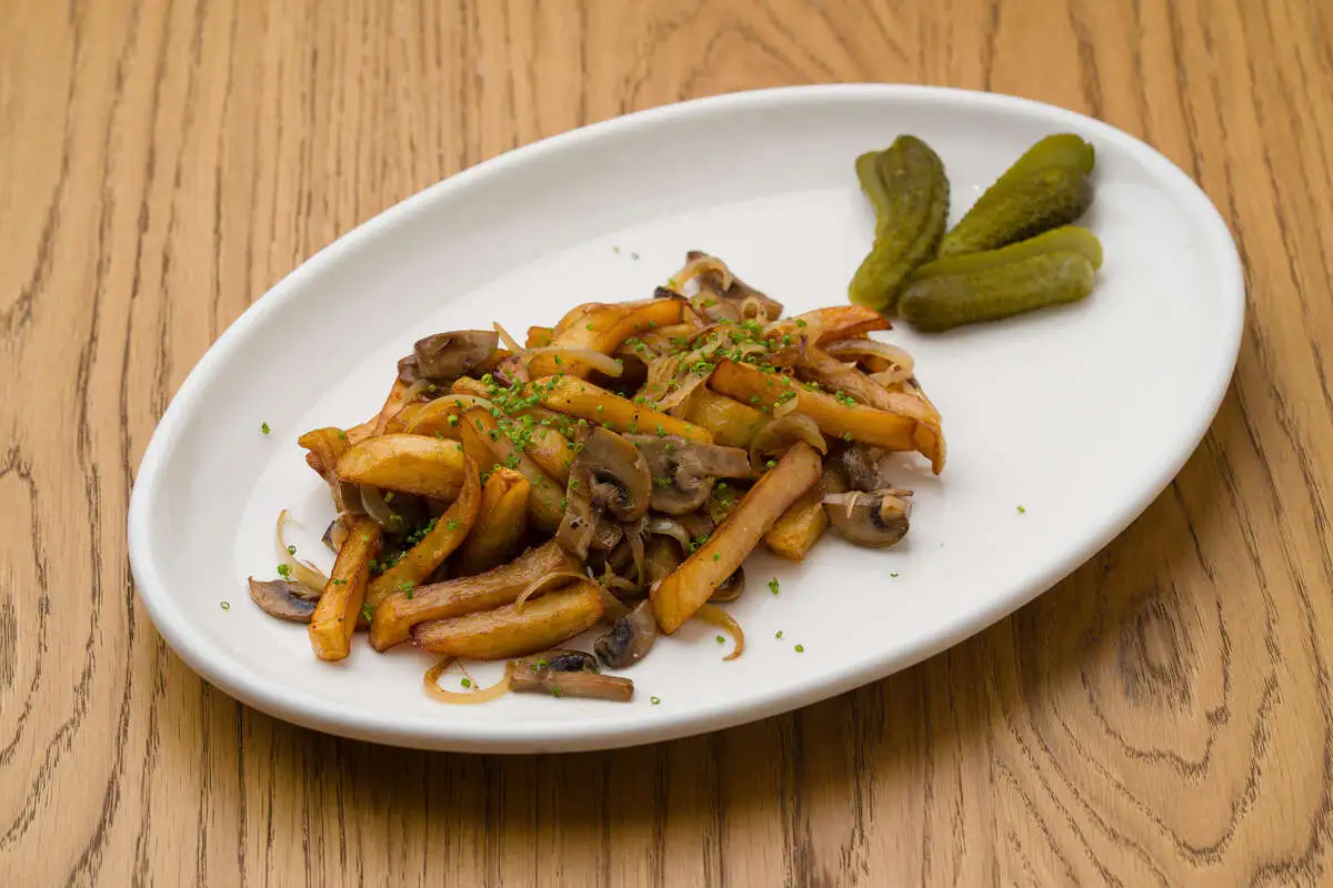 Жареная картошка, грибы, постная сметана