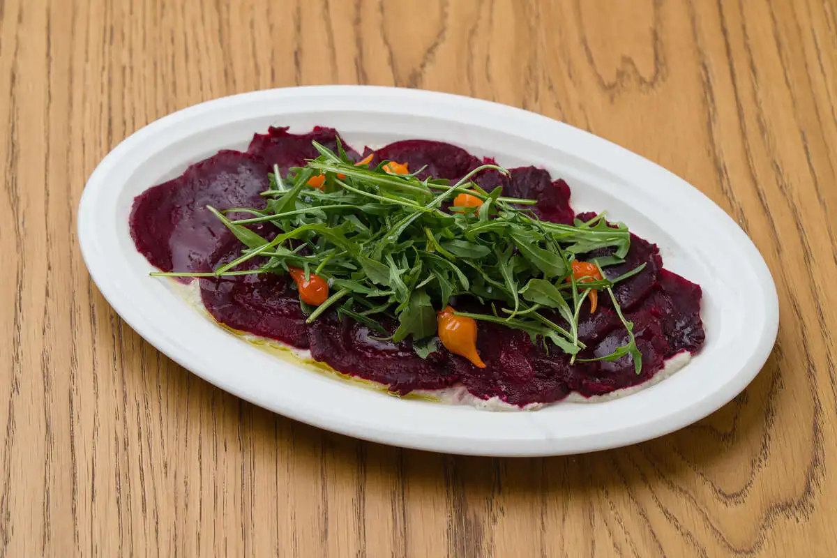 Карпаччо из свеклы, руккола, ореховый соус