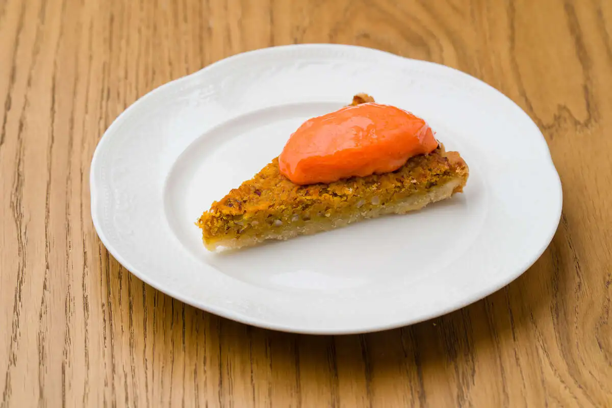 Ореховый тарт с морковным сорбетом