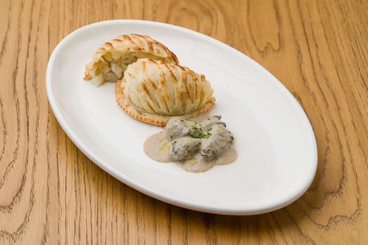 Пирог с капустой и соусом из сморчков