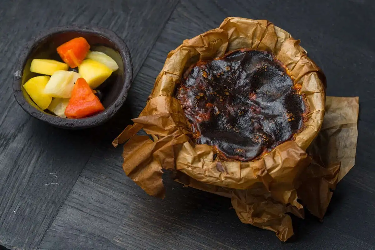 Баскский чизкейк со свежими ягодами