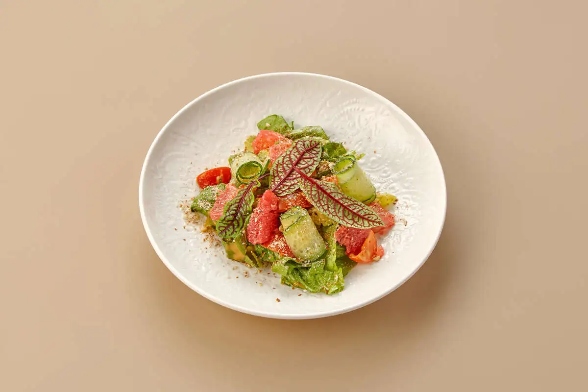 Зеленый салат с грейпфрутом и авокадо