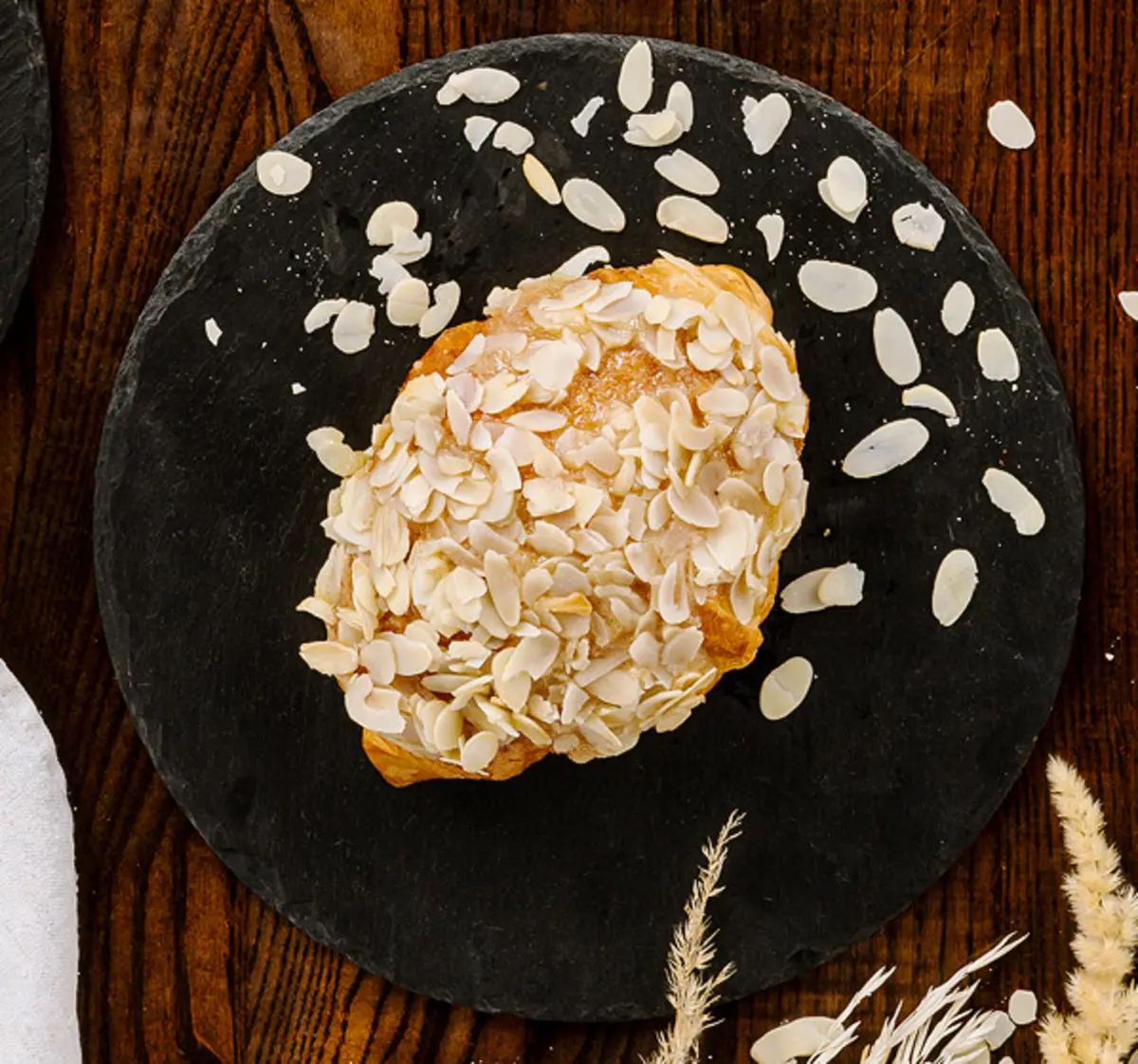 Круассан с миндальным кремом