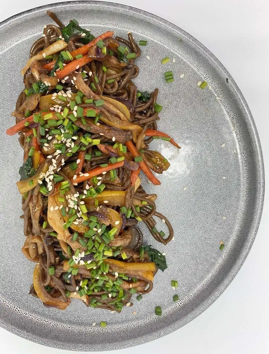 Гречневая лапша с овощами и шпинатом