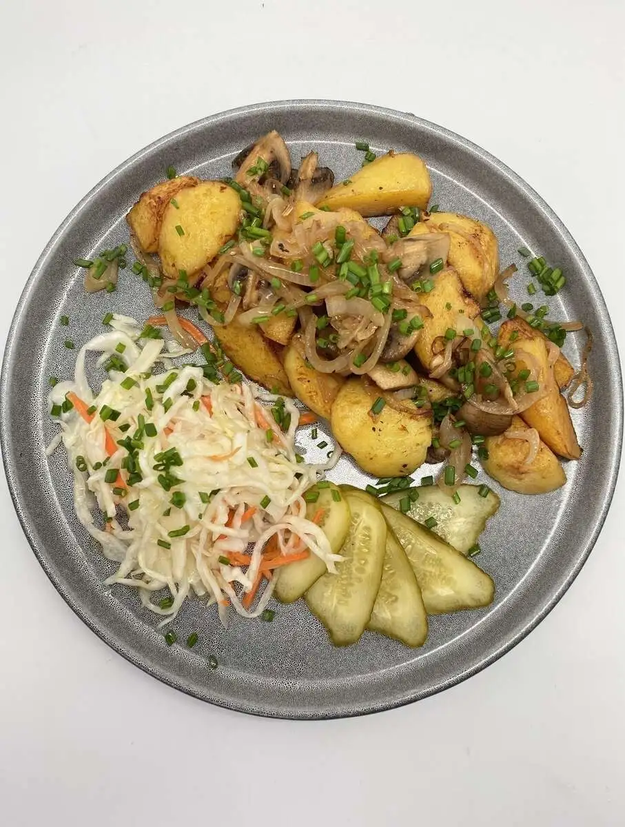 Запеченный картофель  с грибами*квашеная капуста