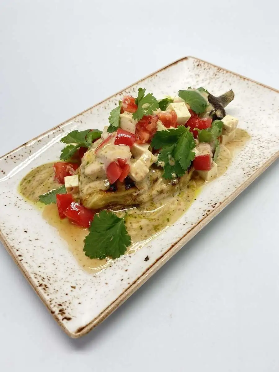 Печеный баклажан с томатами и сыром тофу