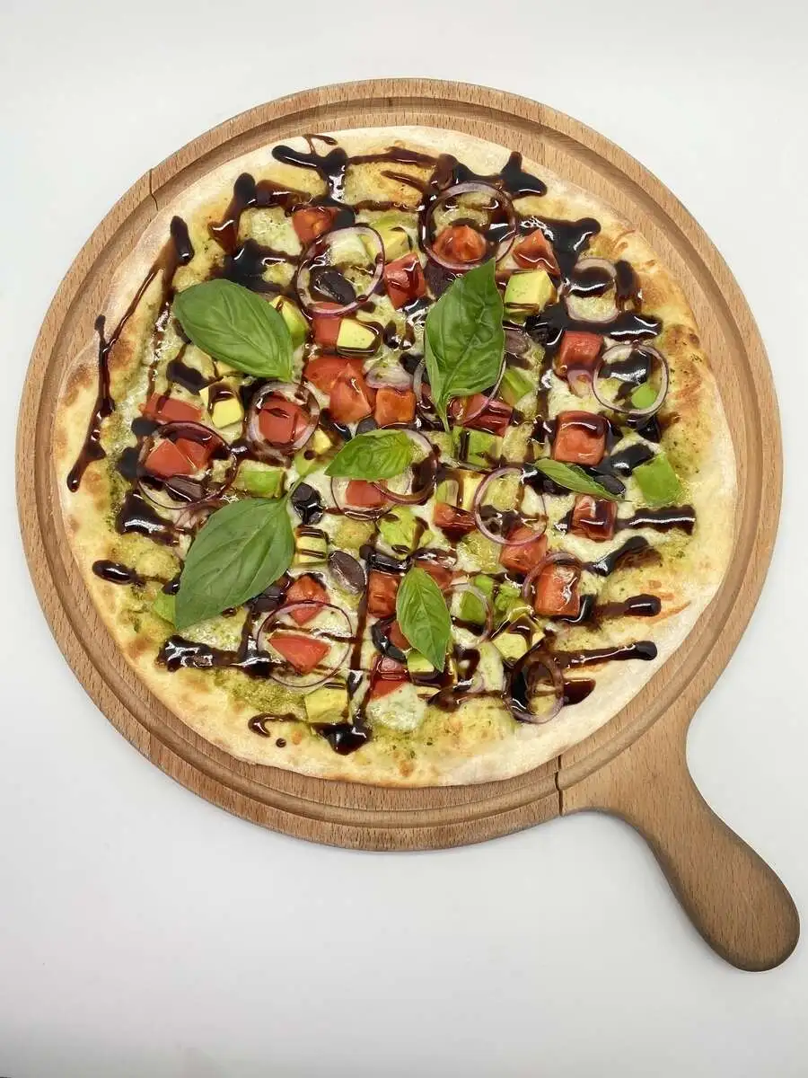 Пицца с авокадо и томатами