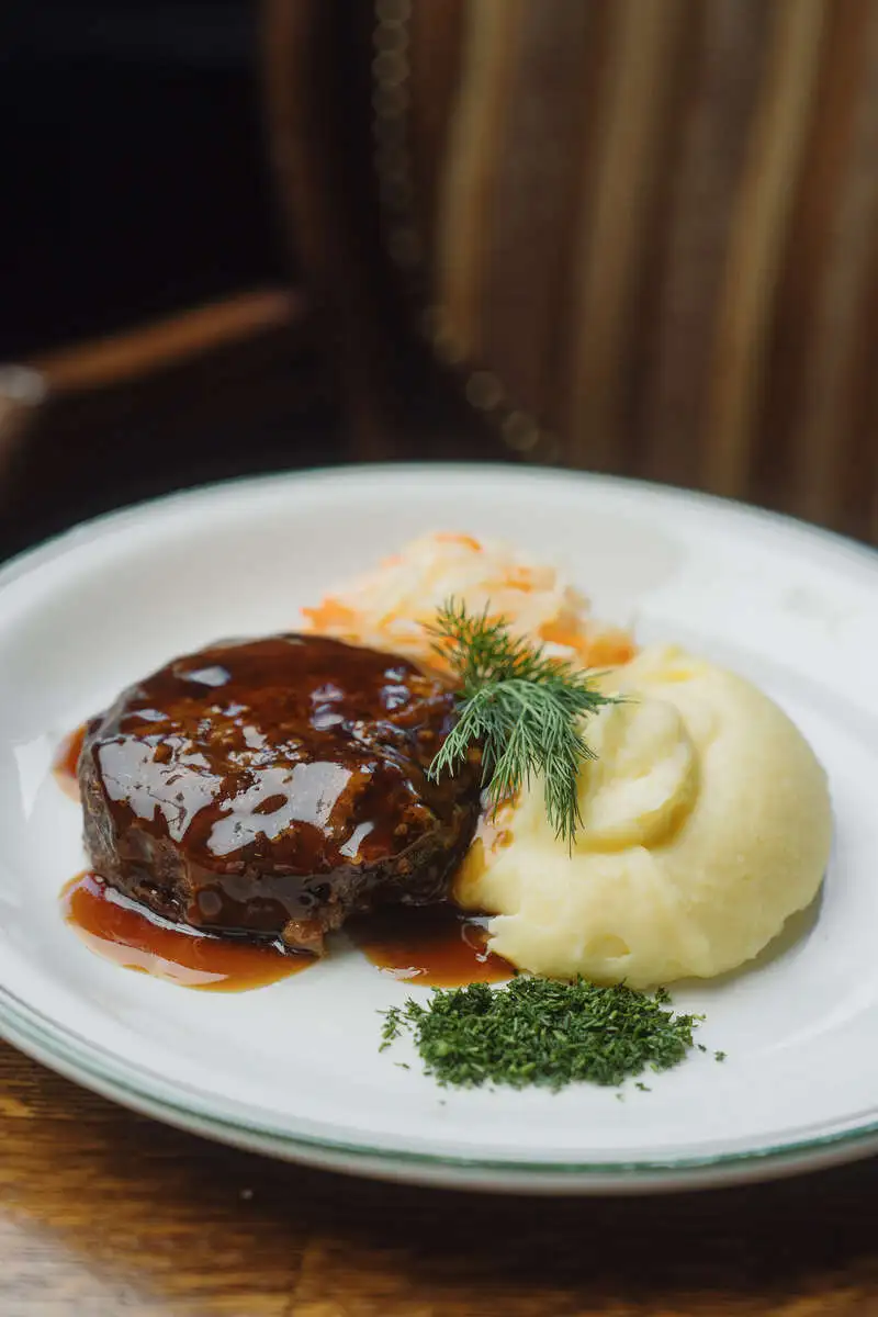 Домашняя котлета с сыром и картофельным пюре