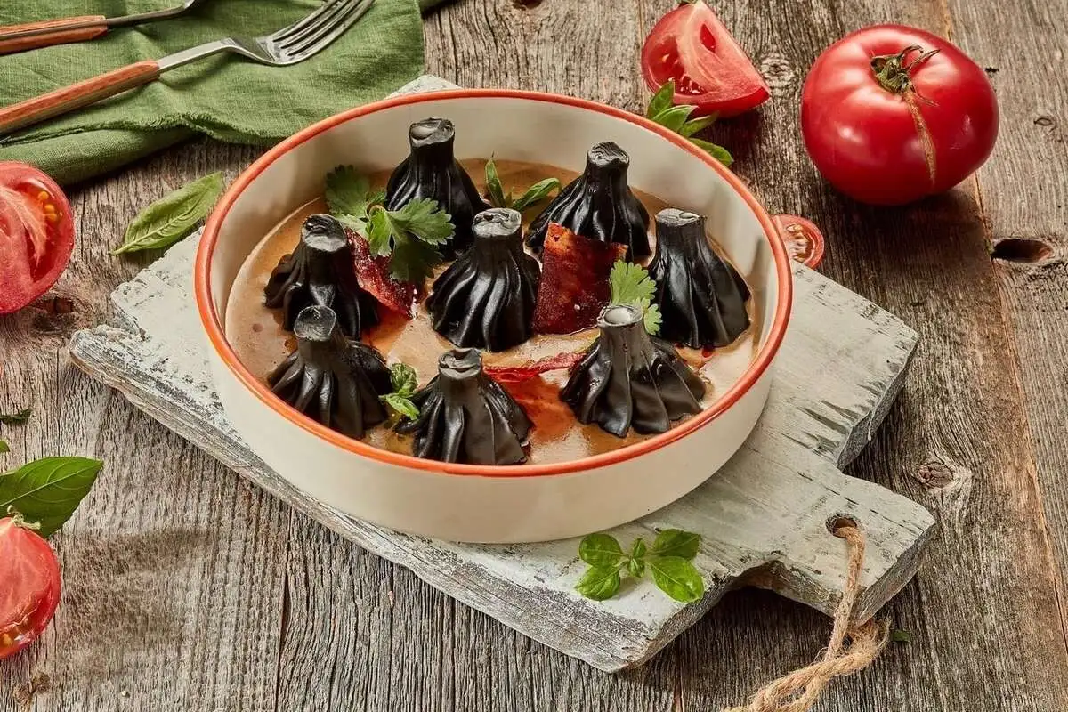 Мини хинкали с соусом из черного перца