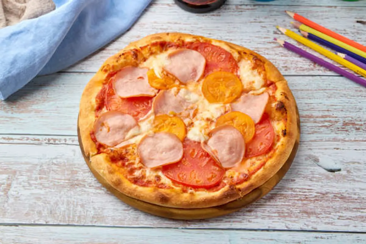 Пицца с ветчиной