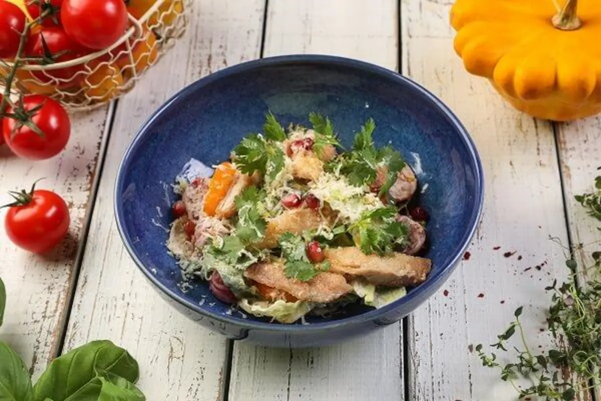 Салат с цыплёнком и томатами