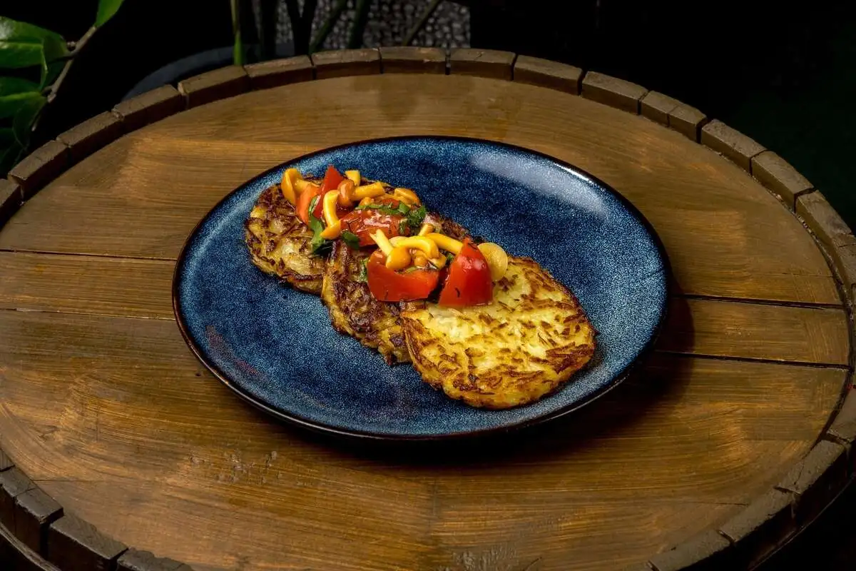 Драники с маринованными опятами и помидорами