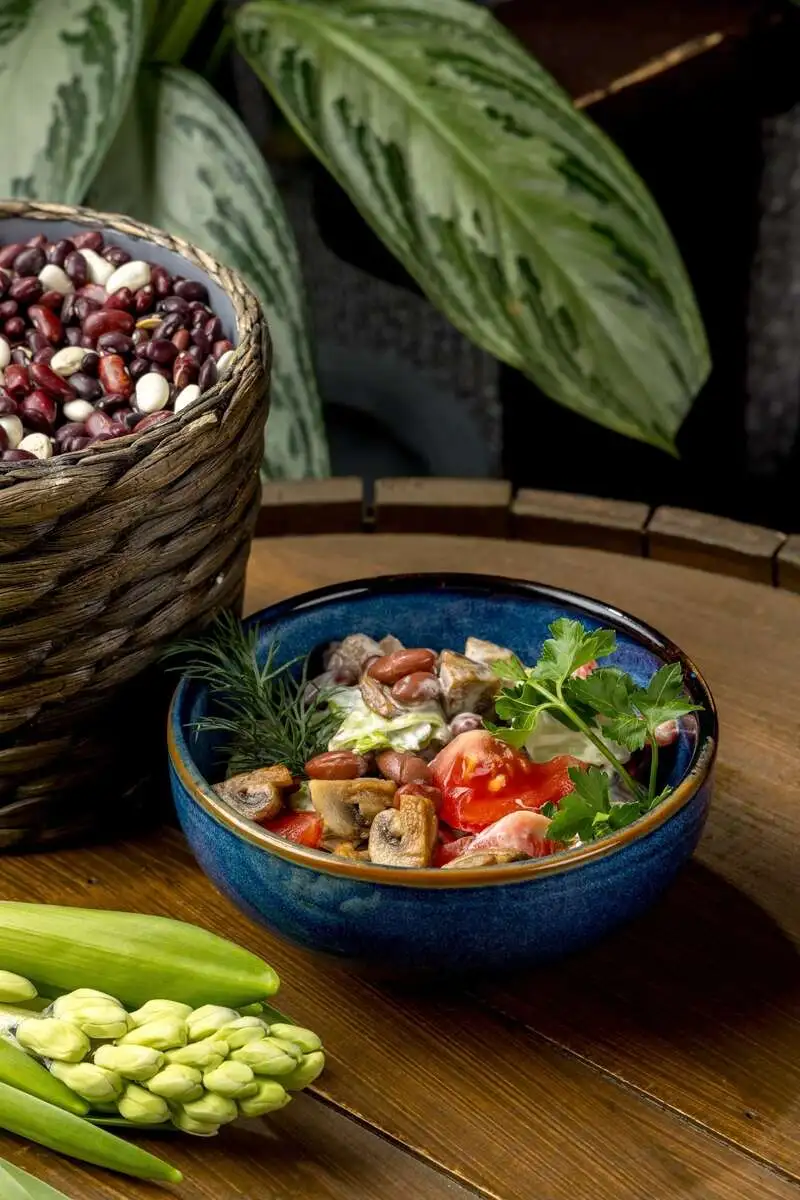 Салат из фасоли, грибов и томатов