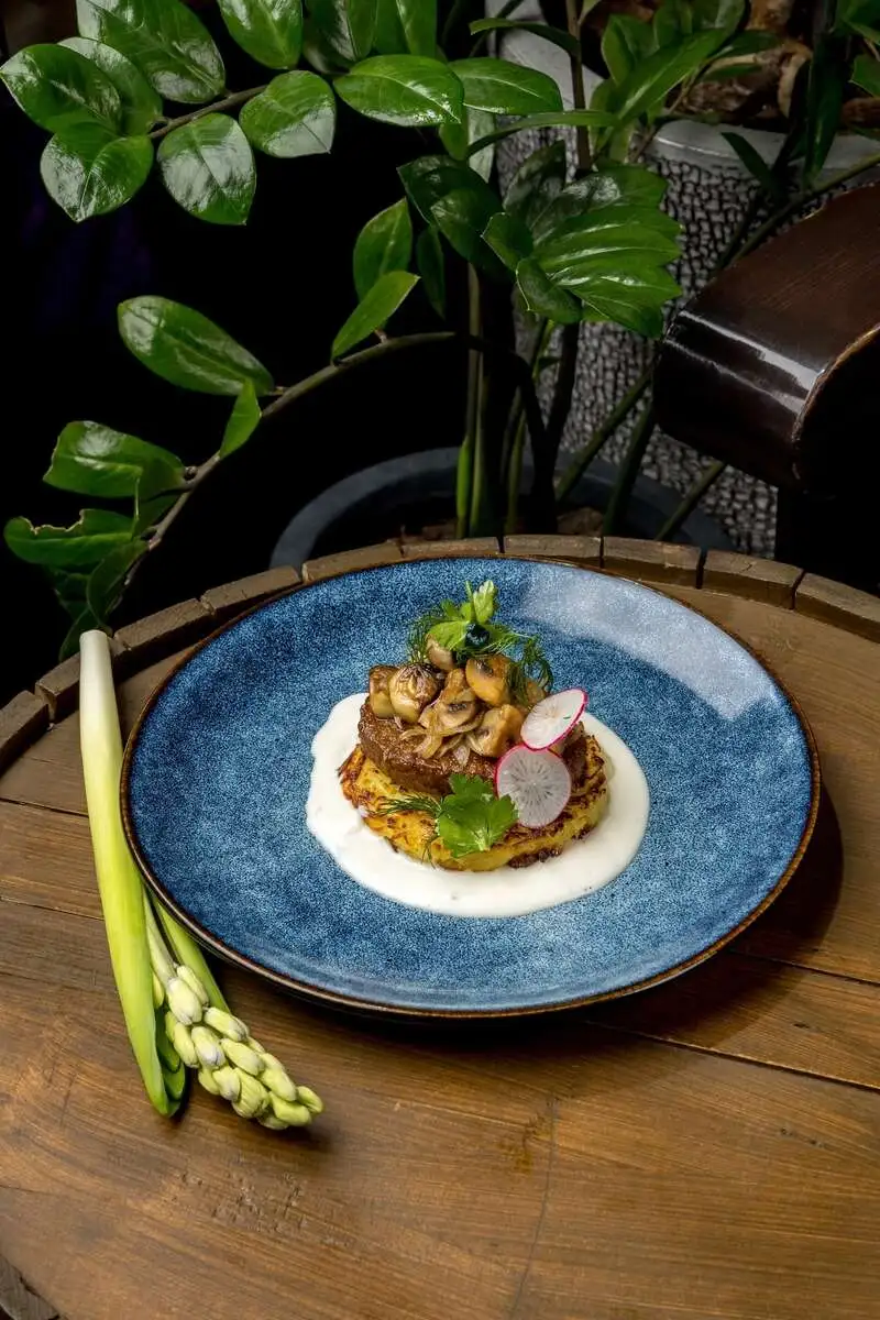 Котлета с грибным соусом на дранике из картофеля