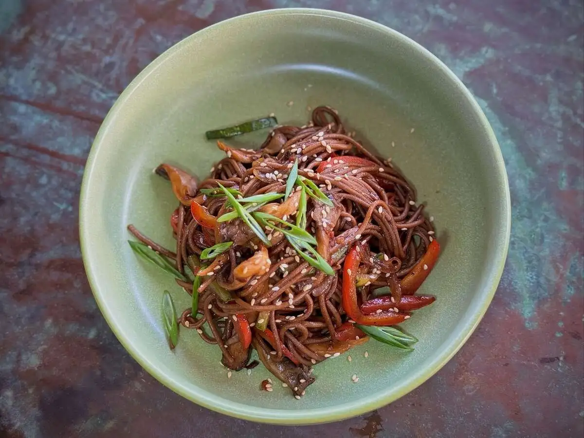 Гречневая лапша с овощами (180 гр)