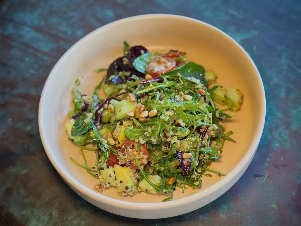 Салат с киноа и авокадо (230 гр)