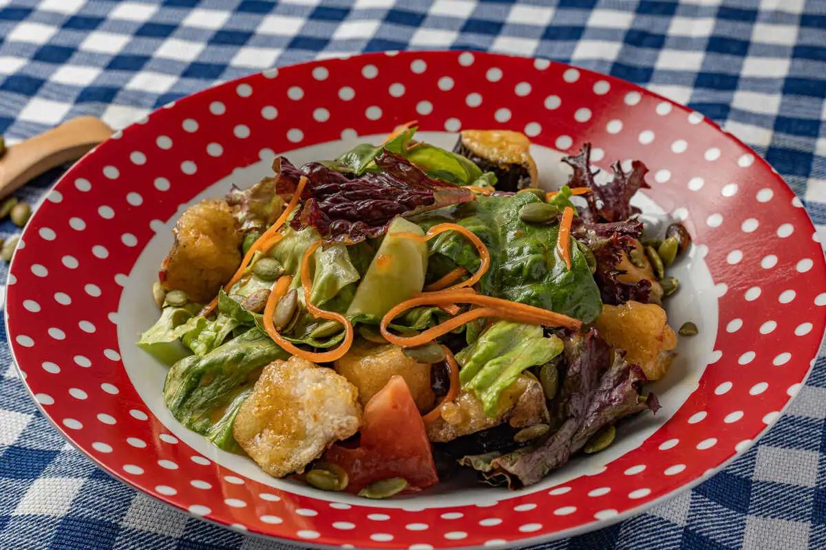 Салат с жареными баклажанами и пикантным соусом