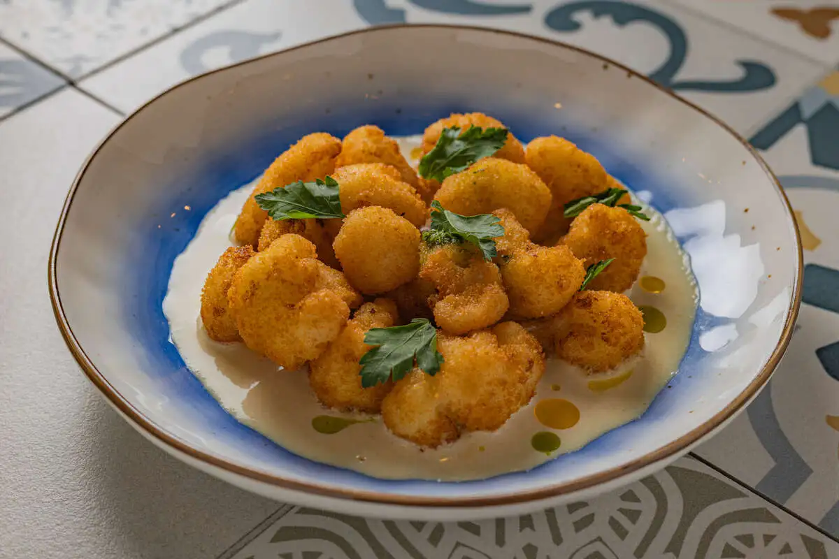 Цветная капуста в соусе из нута