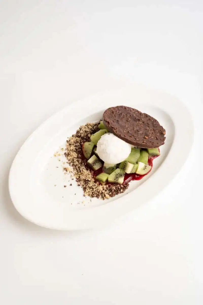 Кокосовое мороженое с киви и шоколадом