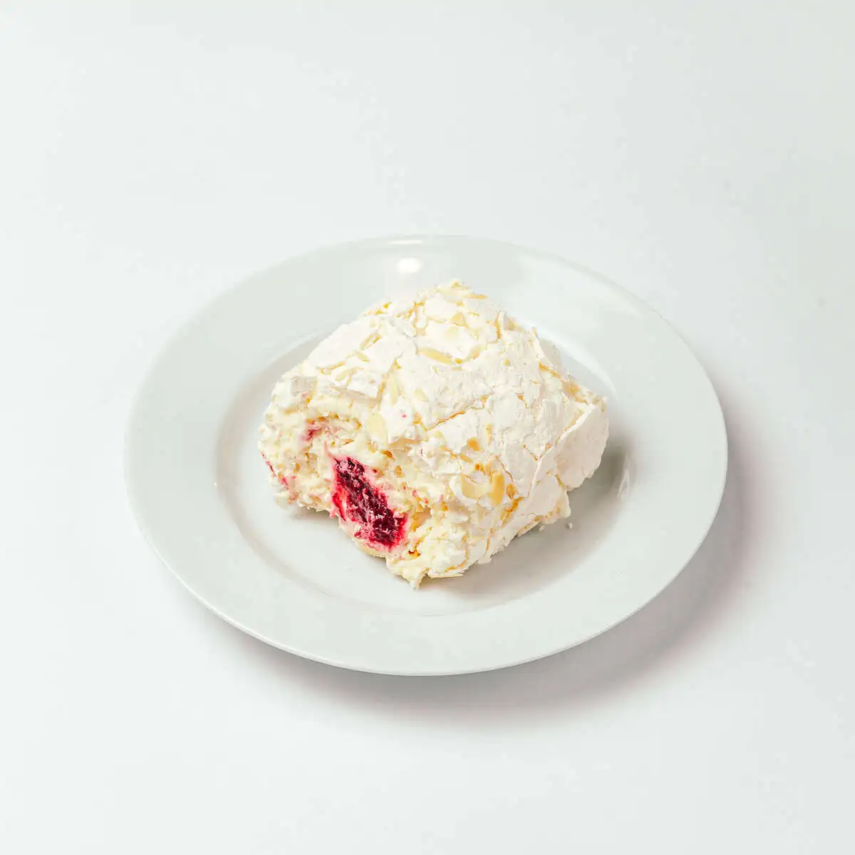 Меренговый рулет с малиной