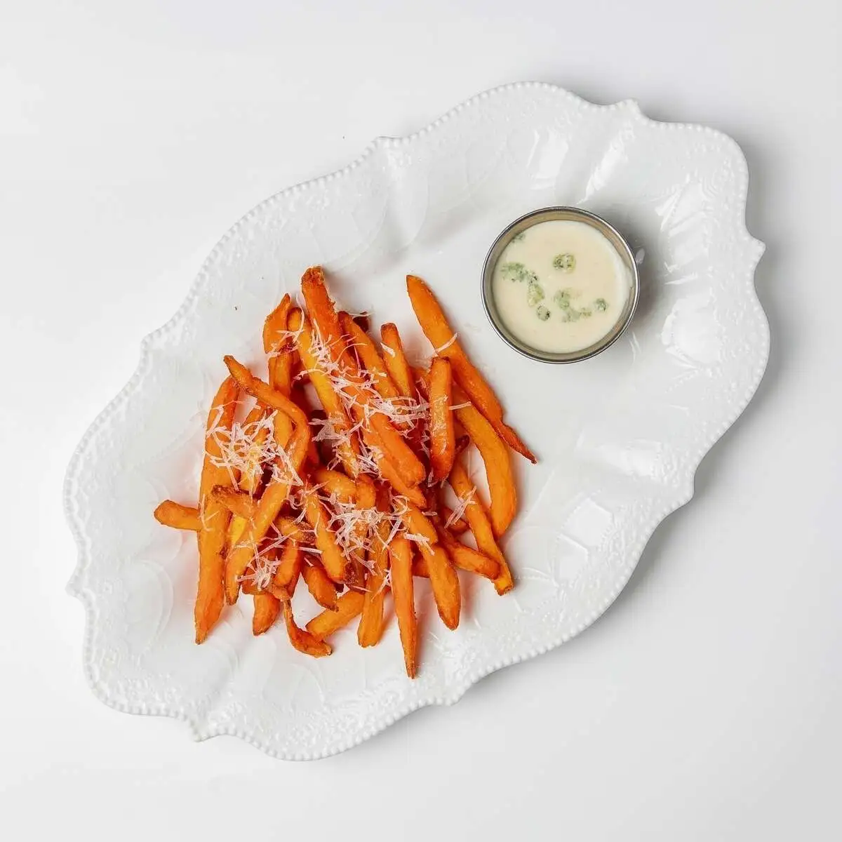 Батат фри с трюфельным соусом и дор блю