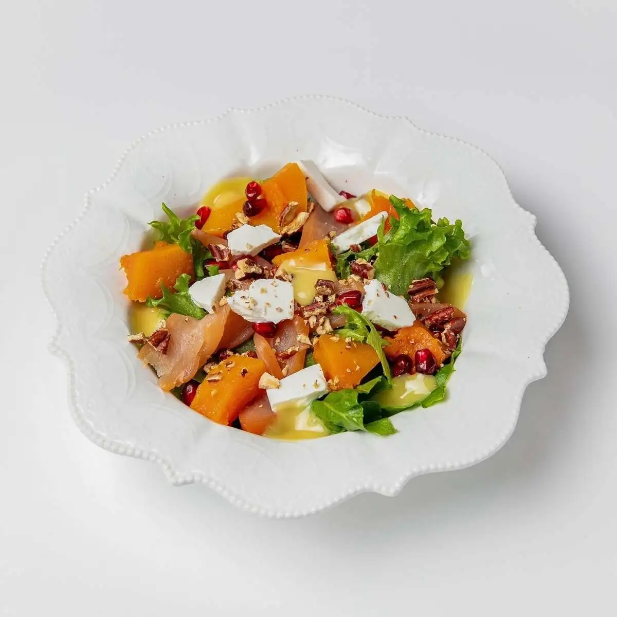 Салат с копченой курицей, тыквой и сыром фета