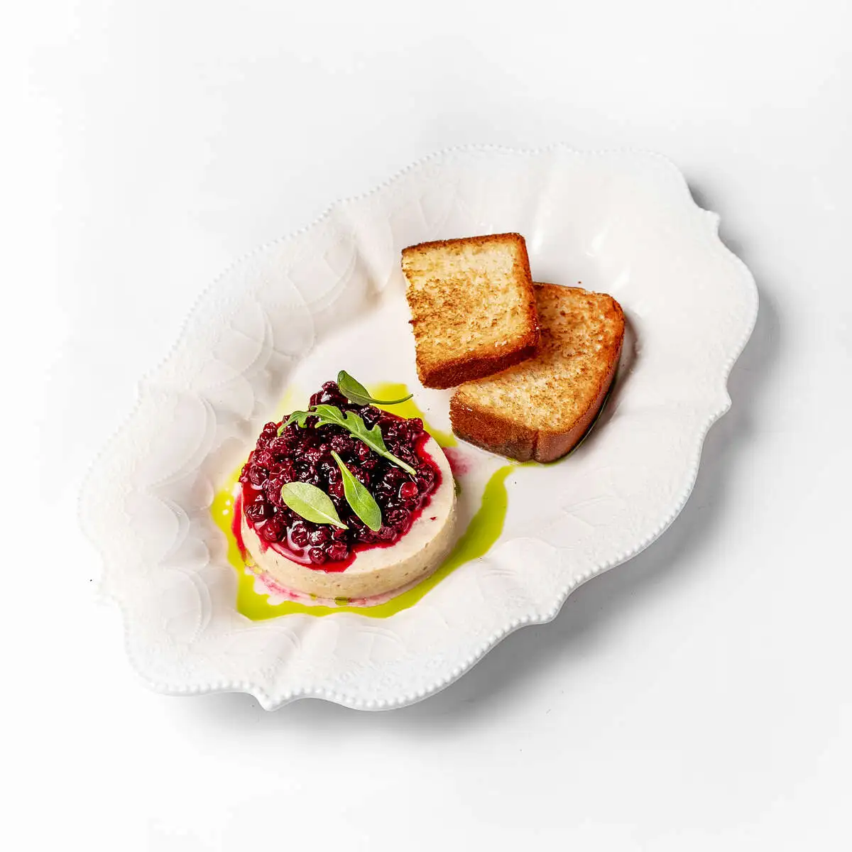 Паштет из копченого куриного филе с брусничным соусом