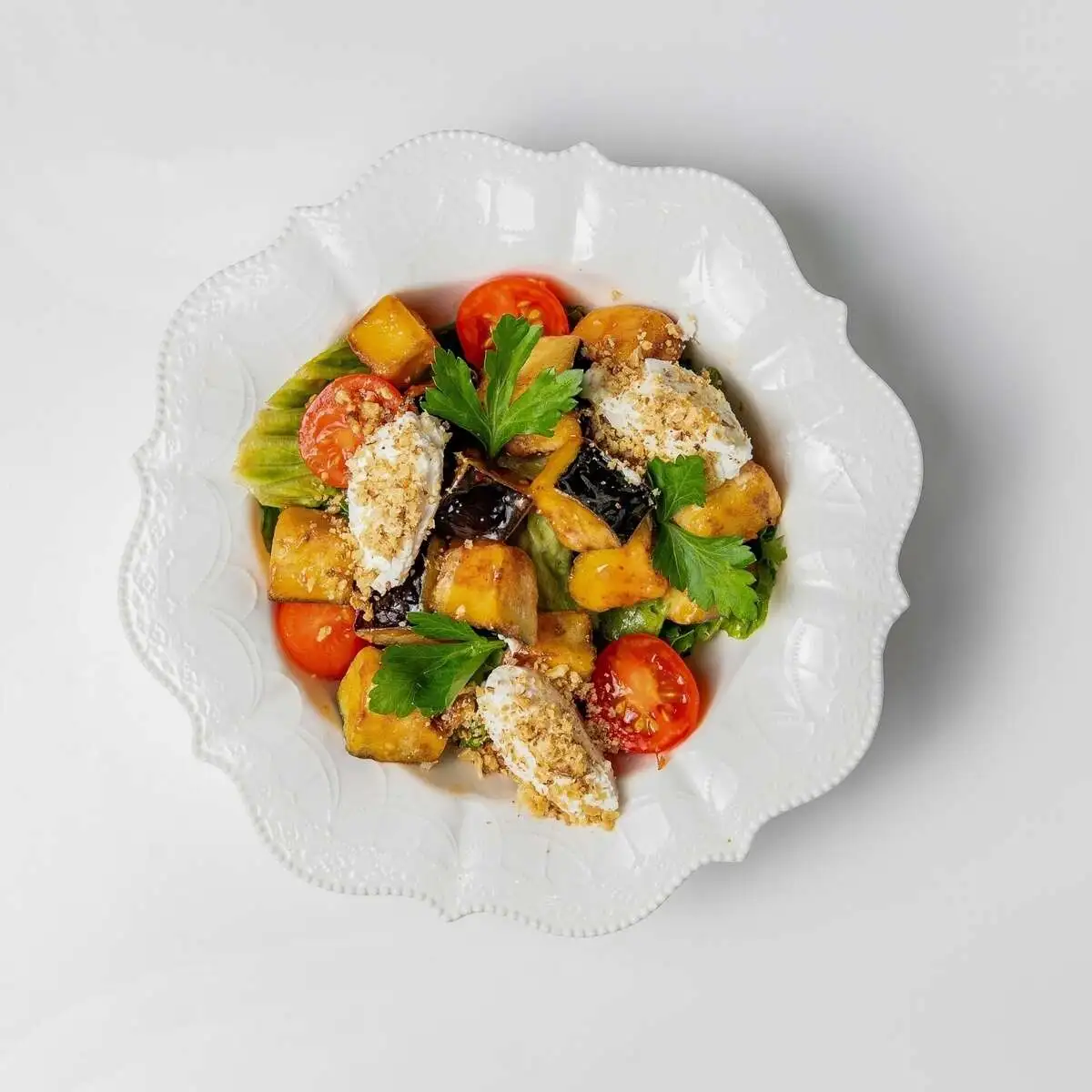 Салат с криспи баклажаном и азиатским соусом