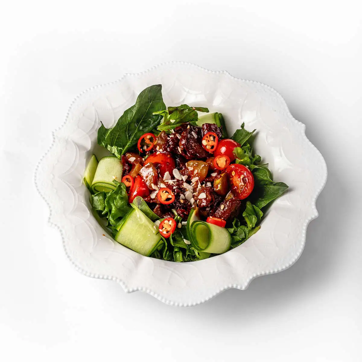 Салат теплый с телятиной, овощами и грушевым соусом